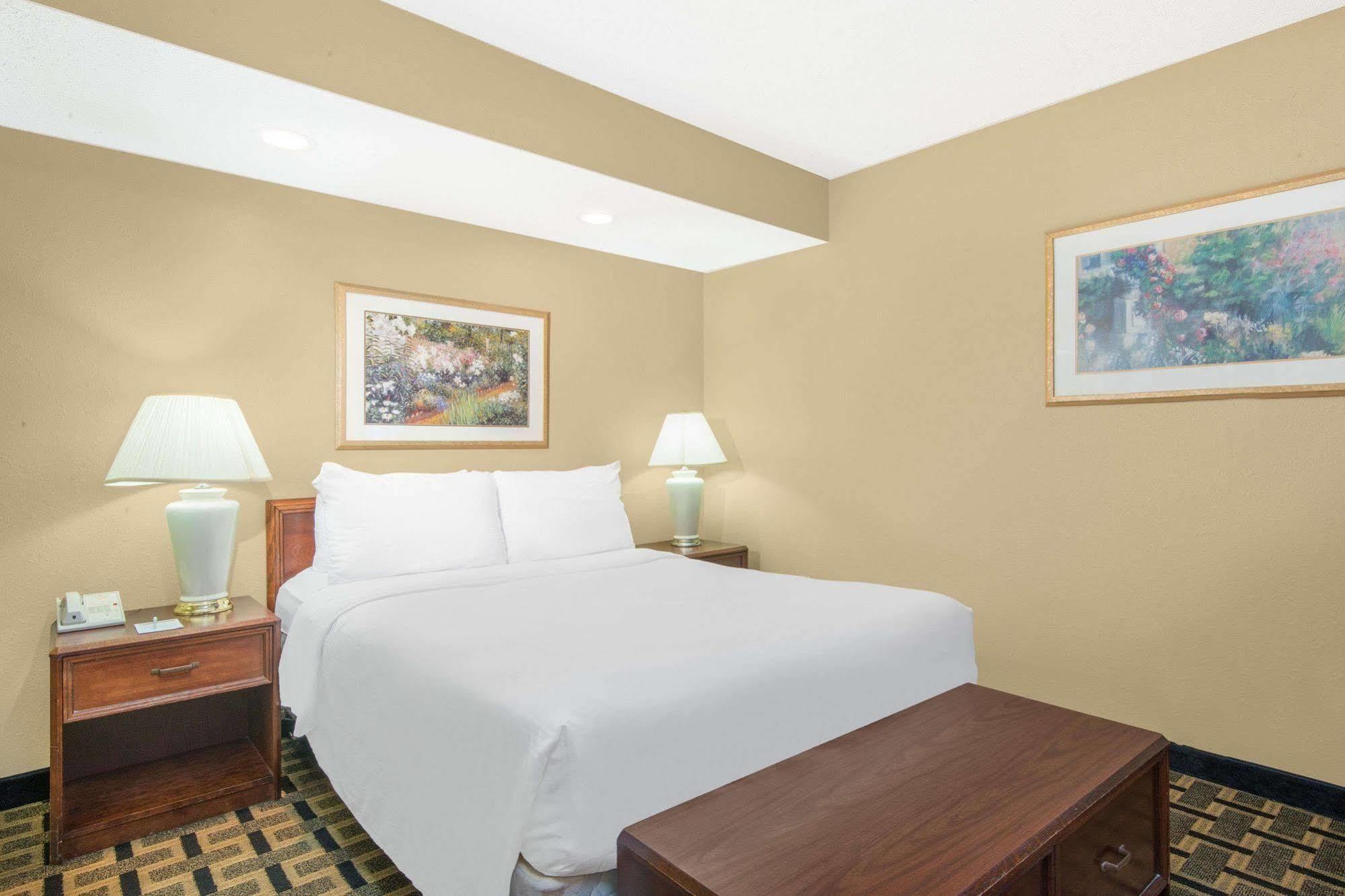 Hawthorn Extended Stay By Wyndham Wichita Exterior photo